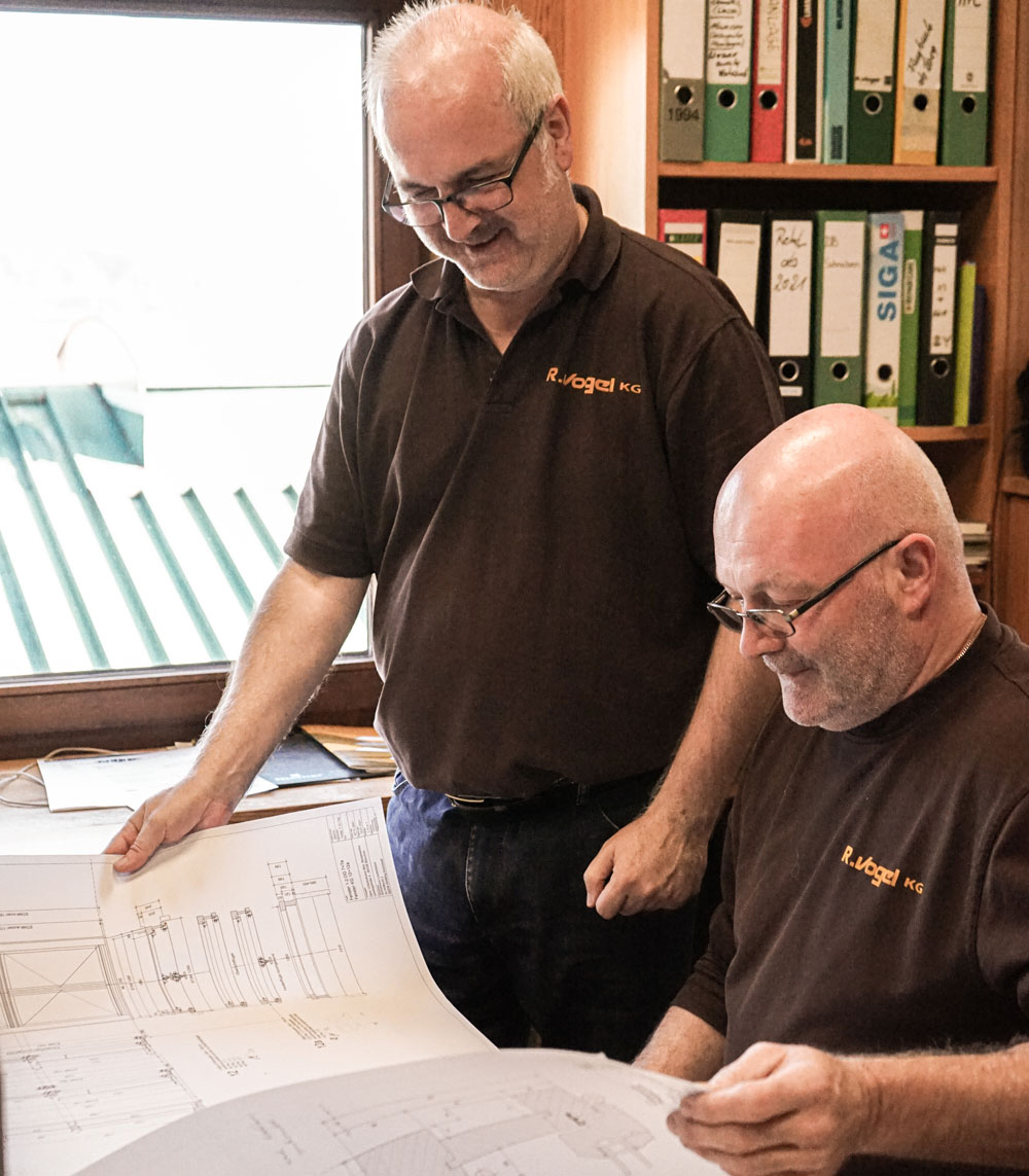 Ralf und Rudolf Vogel — Inhaber seit 1995 — beim Bauplan-Check in der Werkstatt
