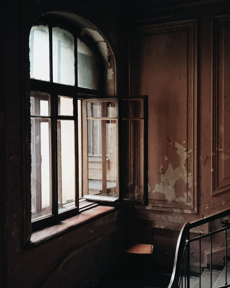 Historisches Treppenhausfenster mit Patina