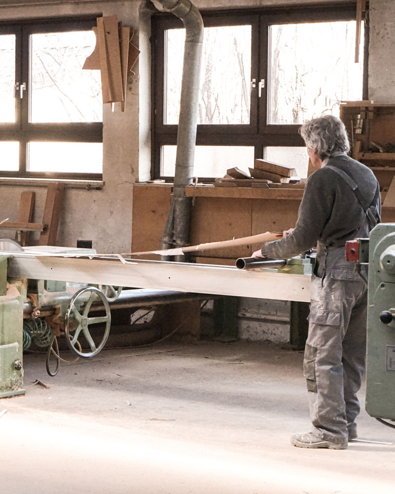Schreiner an der Werkstatt-Maschine, langes Holzwerkstück